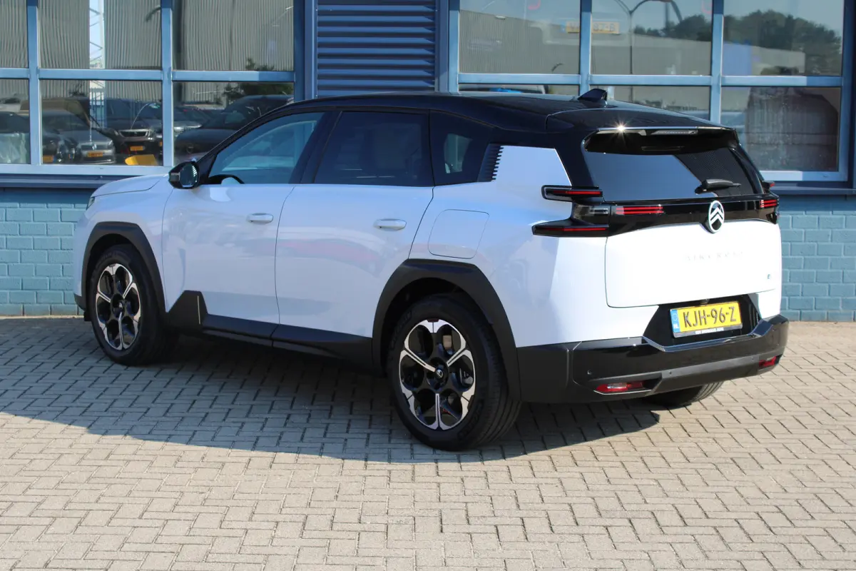 Business Comfort Range 74 kWh | "Sofa Design" Dashboard: Dashboard en deurpanelen bekleed met grijze 'Sofa' bekleding | 'Extended Ambient Lightning': Uitgebreide sfeerverlichting langs het d