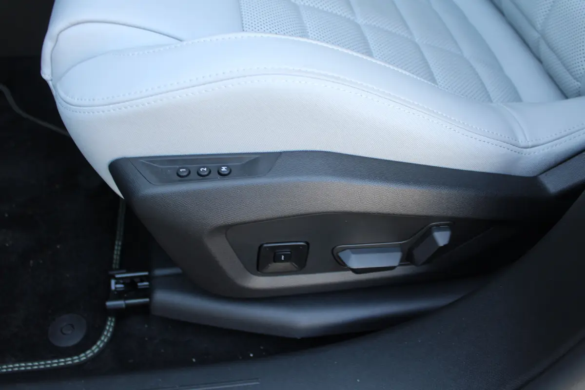 Business Comfort Range 74 kWh | "Sofa Design" Dashboard: Dashboard en deurpanelen bekleed met grijze 'Sofa' bekleding | 'Extended Ambient Lightning': Uitgebreide sfeerverlichting langs het d