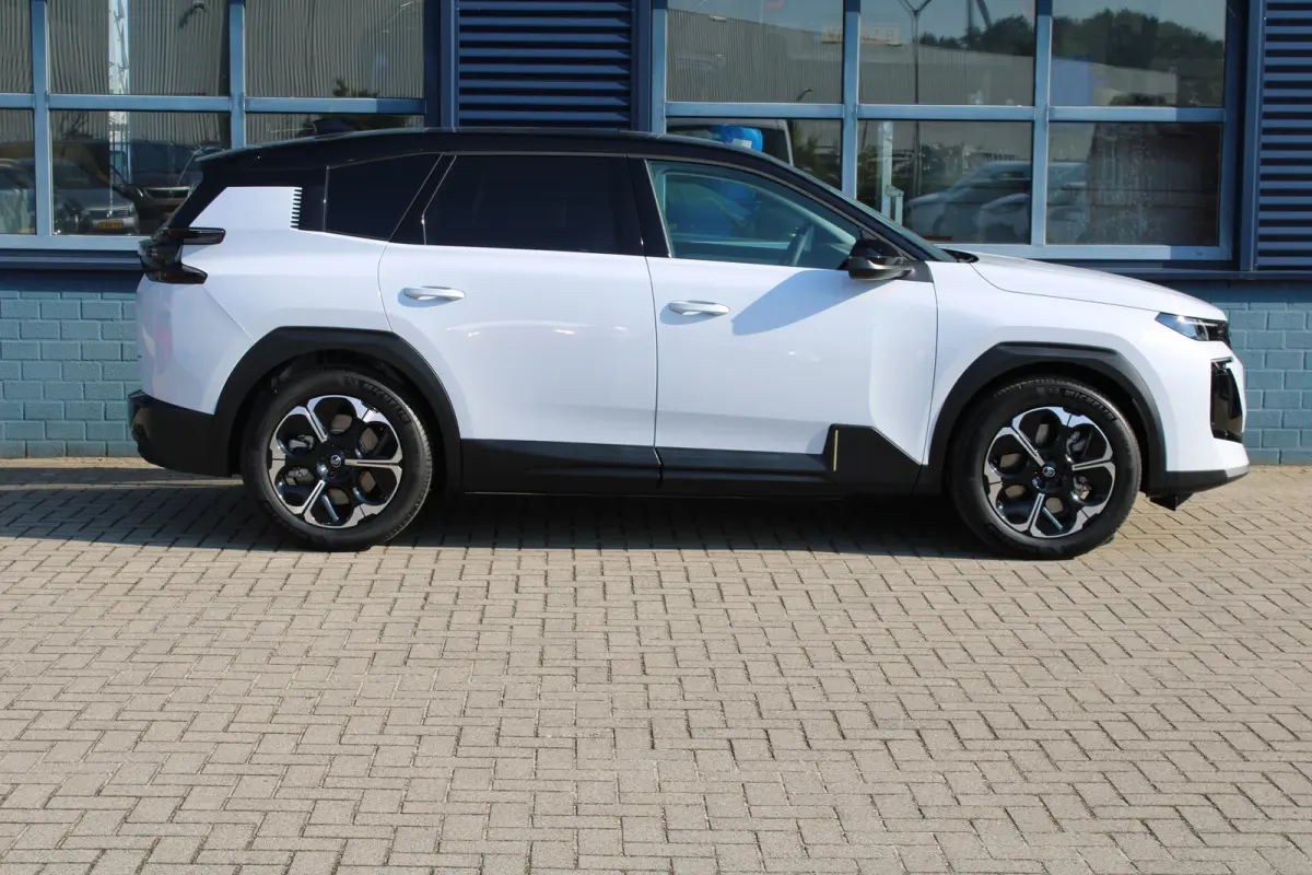 Business Comfort Range 74 kWh | "Sofa Design" Dashboard: Dashboard en deurpanelen bekleed met grijze 'Sofa' bekleding | 'Extended Ambient Lightning': Uitgebreide sfeerverlichting langs het d