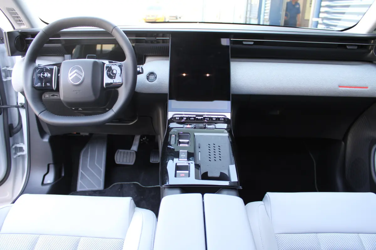 Business Comfort Range 74 kWh | "Sofa Design" Dashboard: Dashboard en deurpanelen bekleed met grijze 'Sofa' bekleding | 'Extended Ambient Lightning': Uitgebreide sfeerverlichting langs het d