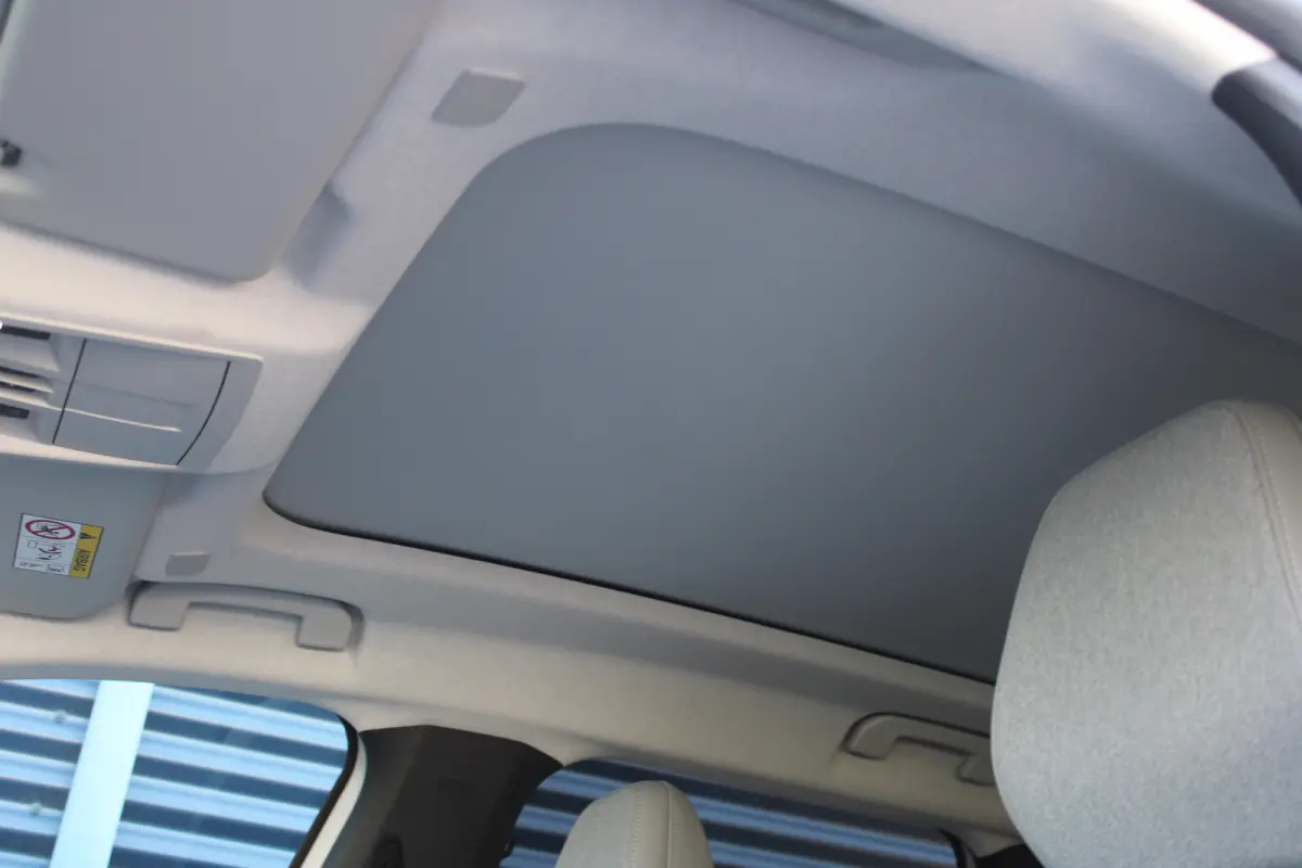 Business Comfort Range 74 kWh | "Sofa Design" Dashboard: Dashboard en deurpanelen bekleed met grijze 'Sofa' bekleding | 'Extended Ambient Lightning': Uitgebreide sfeerverlichting langs het d
