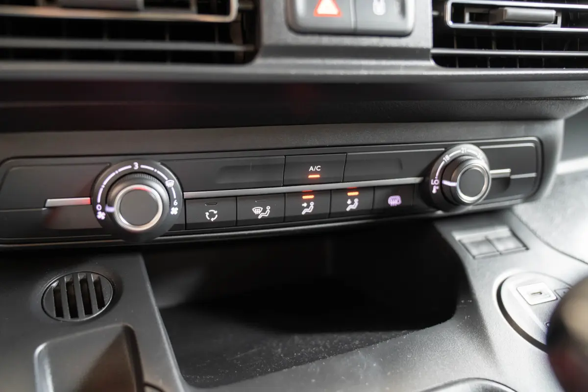 1.5 BlueHDi 100 S&S L1 | Camera | Parkeersensoren | Navigatie | Apple Carplay & Android Auto | Dodehoekbewaking |
