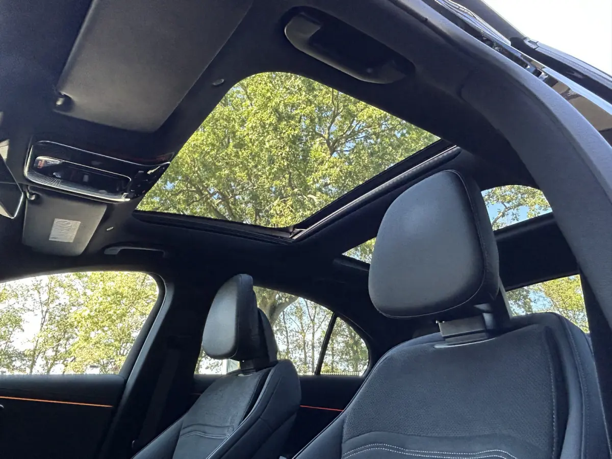 300e Sport Edition AMG // Hyperscreen // Burmester 4D // Distronic // Panoramadak // Active Sfeerverlichting // Keyless Entry // Nightpakket // 20" LM