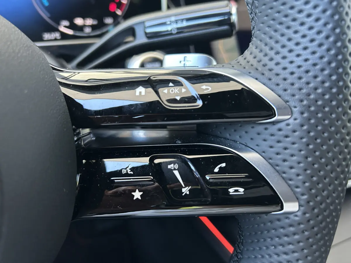300e Sport Edition AMG // Hyperscreen // Burmester 4D // Distronic // Panoramadak // Active Sfeerverlichting // Keyless Entry // Nightpakket // 20" LM