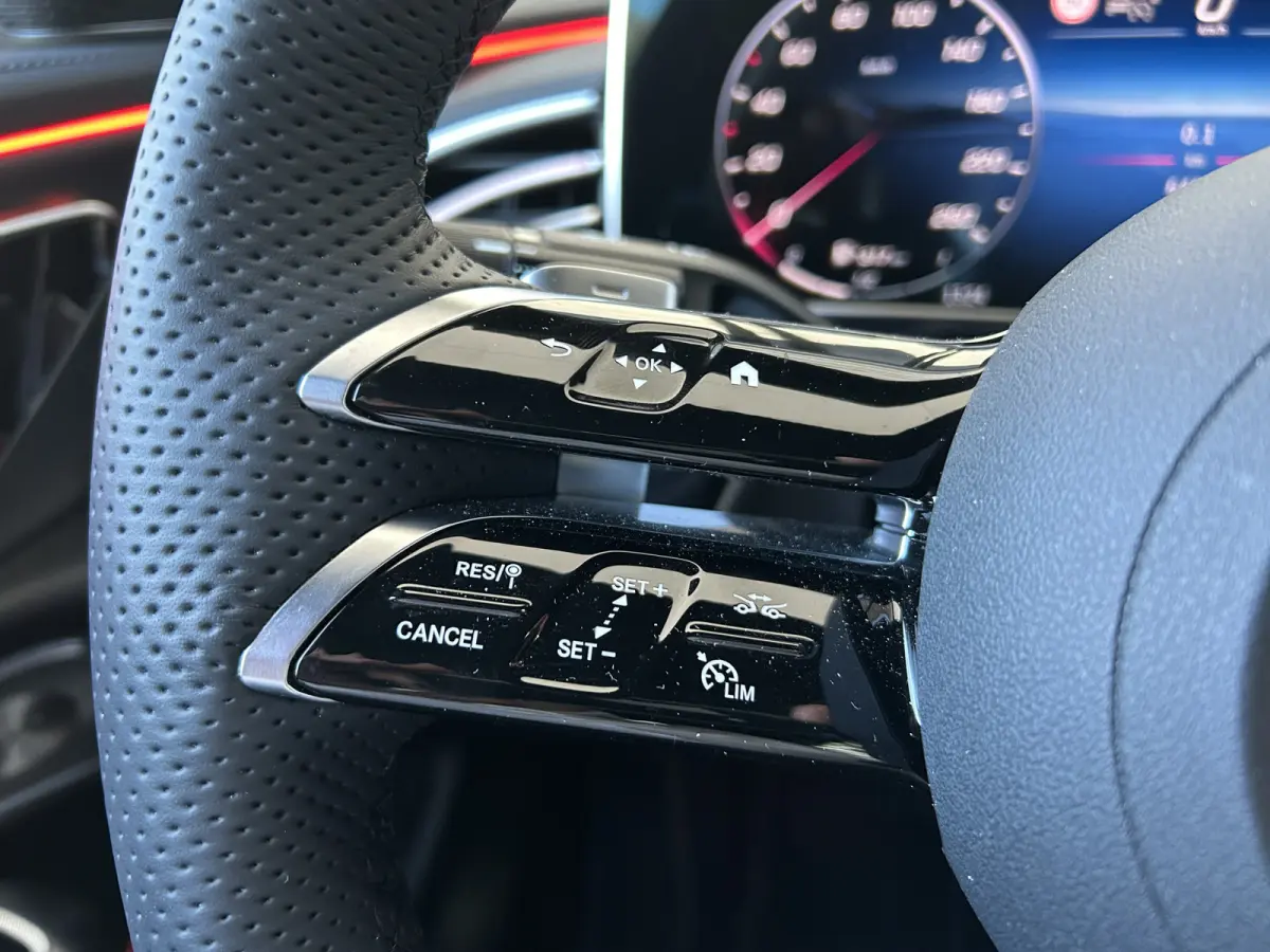 300e Sport Edition AMG // Hyperscreen // Burmester 4D // Distronic // Panoramadak // Active Sfeerverlichting // Keyless Entry // Nightpakket // 20" LM
