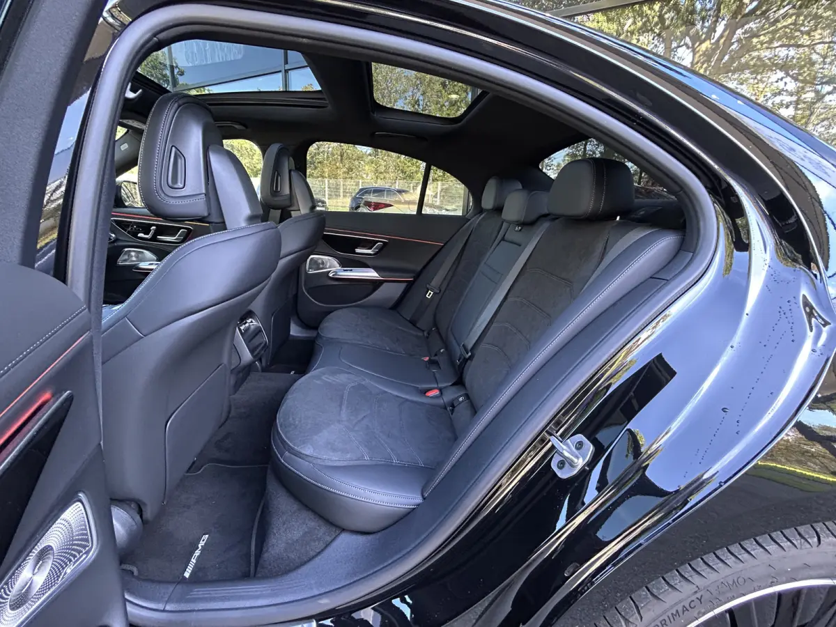 300e Sport Edition AMG // Hyperscreen // Burmester 4D // Distronic // Panoramadak // Active Sfeerverlichting // Keyless Entry // Nightpakket // 20" LM