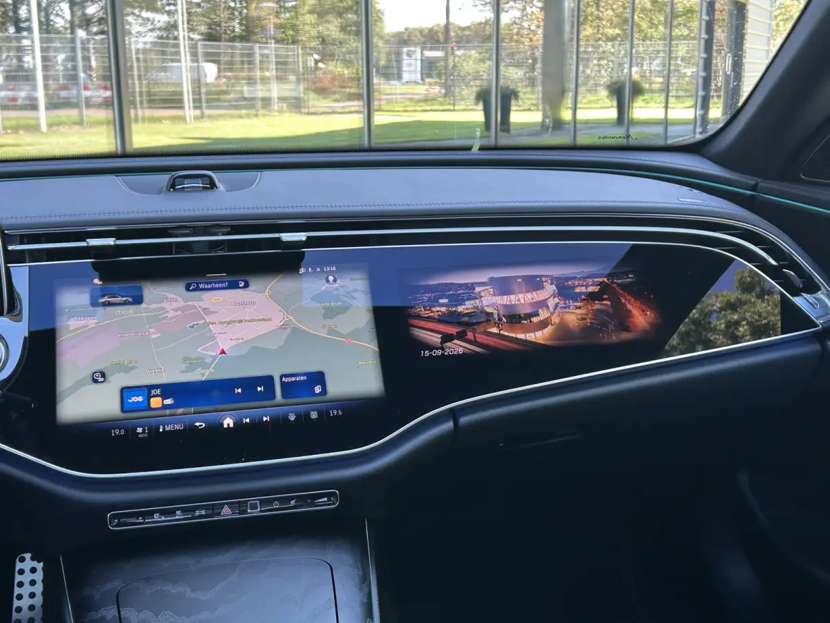 300e Sport Edition AMG // Hyperscreen // Burmester 4D // Distronic // Panoramadak // Active Sfeerverlichting // Keyless Entry // Nightpakket // 20" LM