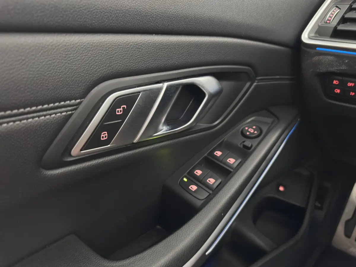 320e Business Edition Plus (INCL-BTW) Aut. *LEATHER | PANO | FULL-LED | HEATED-SPORTSEATS | NAVI-FULLMAP | KEYLESS | PRIVACY-GLASS | ECC | PDC | CRUISE | 19''ALU*