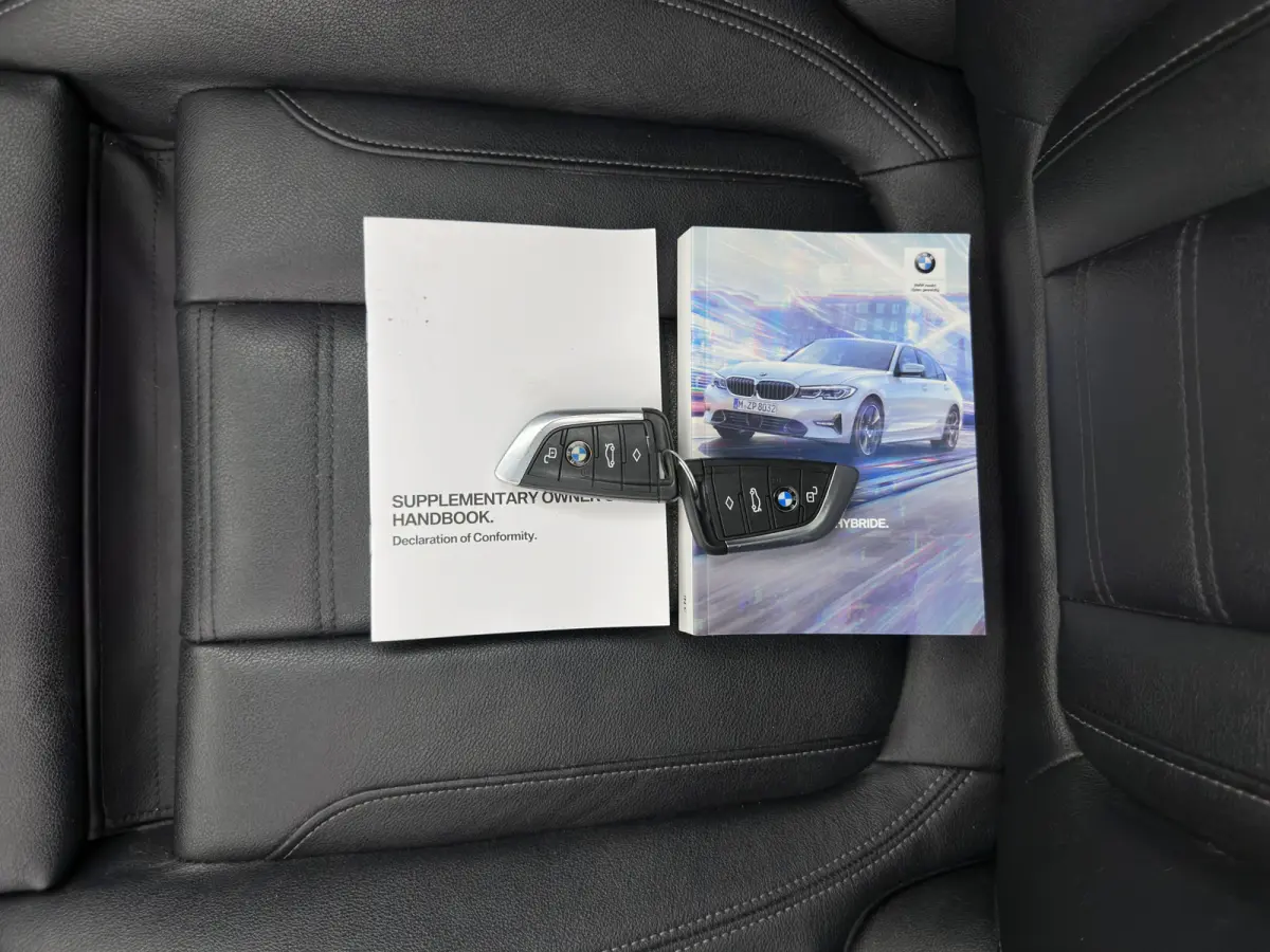 320e Business Edition Plus (INCL-BTW) Aut. *LEATHER | PANO | FULL-LED | HEATED-SPORTSEATS | NAVI-FULLMAP | KEYLESS | PRIVACY-GLASS | ECC | PDC | CRUISE | 19''ALU*
