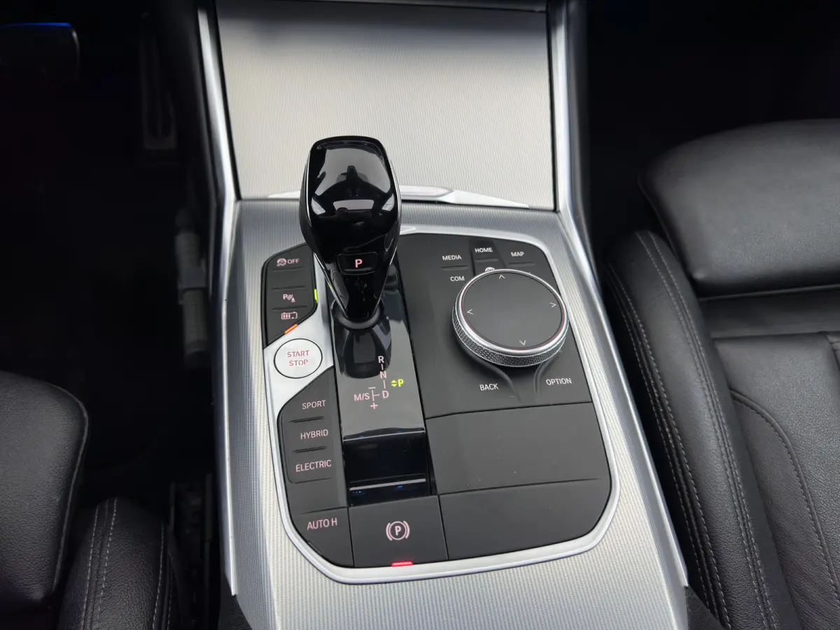 320e Business Edition Plus (INCL-BTW) Aut. *LEATHER | PANO | FULL-LED | HEATED-SPORTSEATS | NAVI-FULLMAP | KEYLESS | PRIVACY-GLASS | ECC | PDC | CRUISE | 19''ALU*