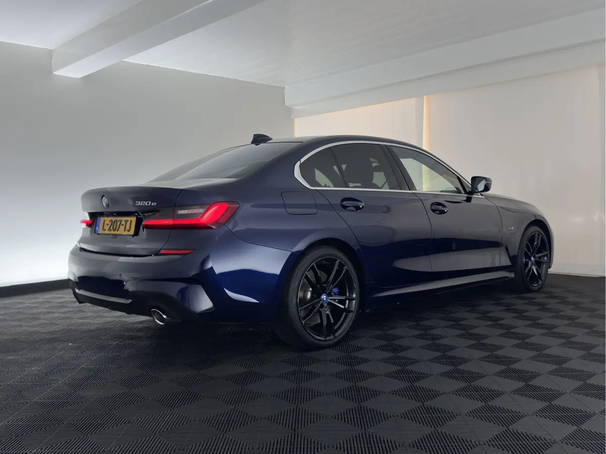 320e Business Edition Plus (INCL-BTW) Aut. *LEATHER | PANO | FULL-LED | HEATED-SPORTSEATS | NAVI-FULLMAP | KEYLESS | PRIVACY-GLASS | ECC | PDC | CRUISE | 19''ALU*