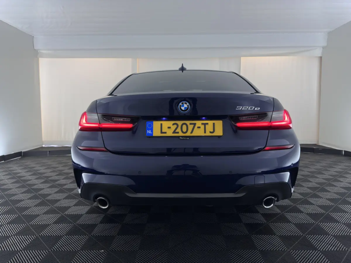 320e Business Edition Plus (INCL-BTW) Aut. *LEATHER | PANO | FULL-LED | HEATED-SPORTSEATS | NAVI-FULLMAP | KEYLESS | PRIVACY-GLASS | ECC | PDC | CRUISE | 19''ALU*