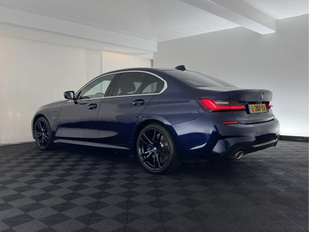 320e Business Edition Plus (INCL-BTW) Aut. *LEATHER | PANO | FULL-LED | HEATED-SPORTSEATS | NAVI-FULLMAP | KEYLESS | PRIVACY-GLASS | ECC | PDC | CRUISE | 19''ALU*