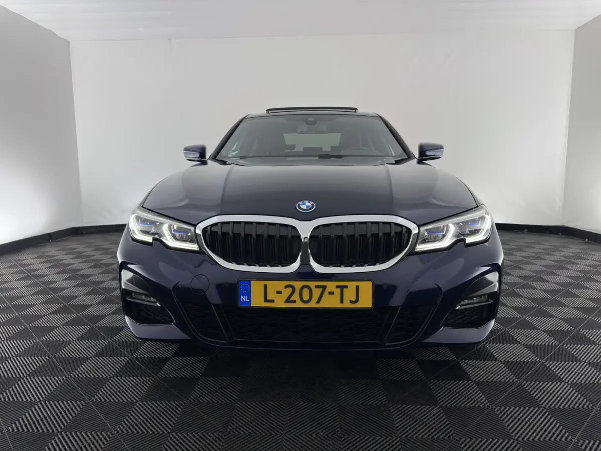 320e Business Edition Plus (INCL-BTW) Aut. *LEATHER | PANO | FULL-LED | HEATED-SPORTSEATS | NAVI-FULLMAP | KEYLESS | PRIVACY-GLASS | ECC | PDC | CRUISE | 19''ALU*
