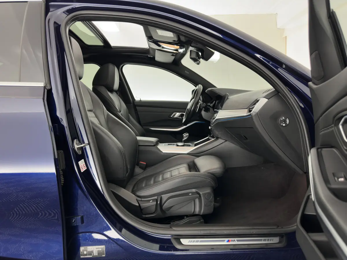 320e Business Edition Plus (INCL-BTW) Aut. *LEATHER | PANO | FULL-LED | HEATED-SPORTSEATS | NAVI-FULLMAP | KEYLESS | PRIVACY-GLASS | ECC | PDC | CRUISE | 19''ALU*