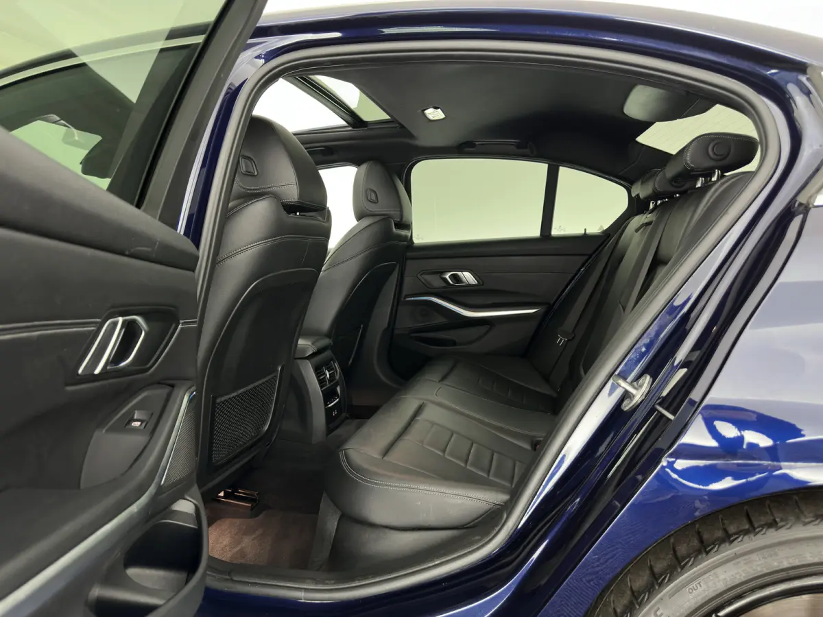 320e Business Edition Plus (INCL-BTW) Aut. *LEATHER | PANO | FULL-LED | HEATED-SPORTSEATS | NAVI-FULLMAP | KEYLESS | PRIVACY-GLASS | ECC | PDC | CRUISE | 19''ALU*
