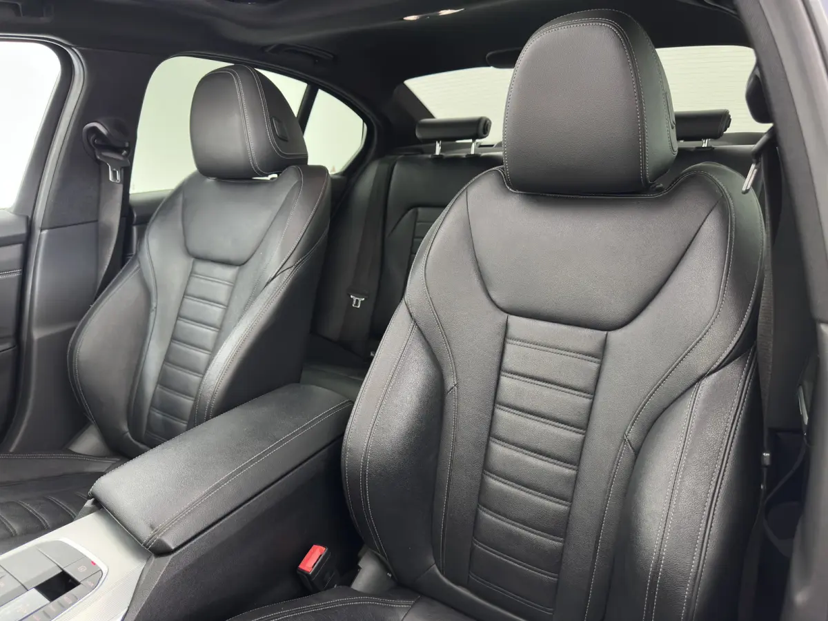 320e Business Edition Plus (INCL-BTW) Aut. *LEATHER | PANO | FULL-LED | HEATED-SPORTSEATS | NAVI-FULLMAP | KEYLESS | PRIVACY-GLASS | ECC | PDC | CRUISE | 19''ALU*