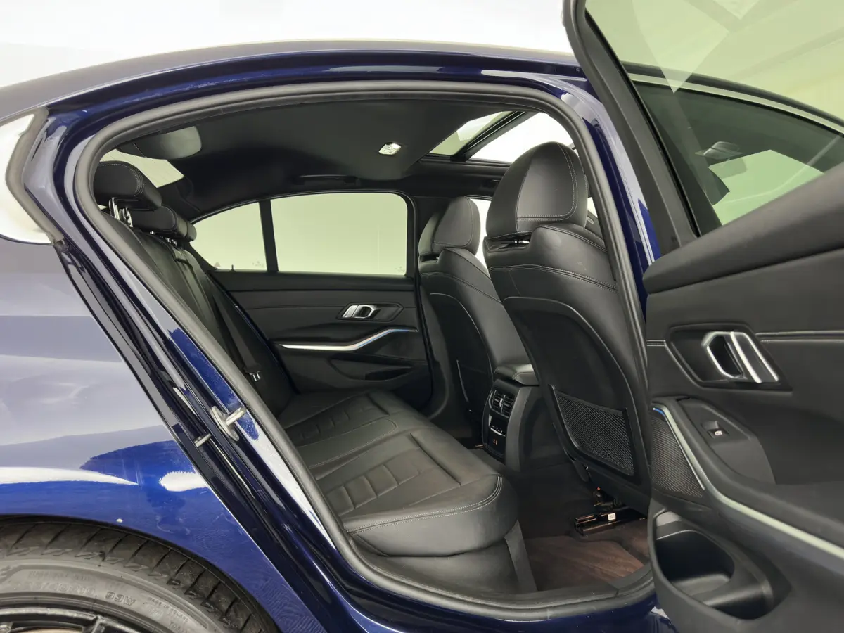 320e Business Edition Plus (INCL-BTW) Aut. *LEATHER | PANO | FULL-LED | HEATED-SPORTSEATS | NAVI-FULLMAP | KEYLESS | PRIVACY-GLASS | ECC | PDC | CRUISE | 19''ALU*