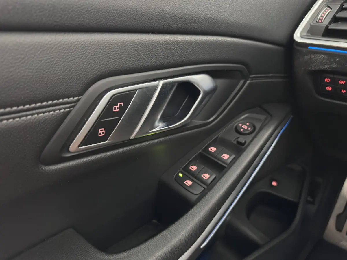 320e M-Sport-Styling Business Edition Plus (Plug-In) {SoH-88%} (INCL-BTW) Aut. * PANO | LEATHER | FULL-LED | HEATED-SPORTSEATS | NAVI-FULLMAP | KEYLESS | PRIVACY-GLASS | HIFI-SOUND | ECC | P