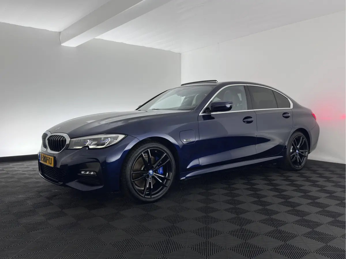 320e Business Edition Plus (INCL-BTW) Aut. *LEATHER | PANO | FULL-LED | HEATED-SPORTSEATS | NAVI-FULLMAP | KEYLESS | PRIVACY-GLASS | ECC | PDC | CRUISE | 19''ALU*