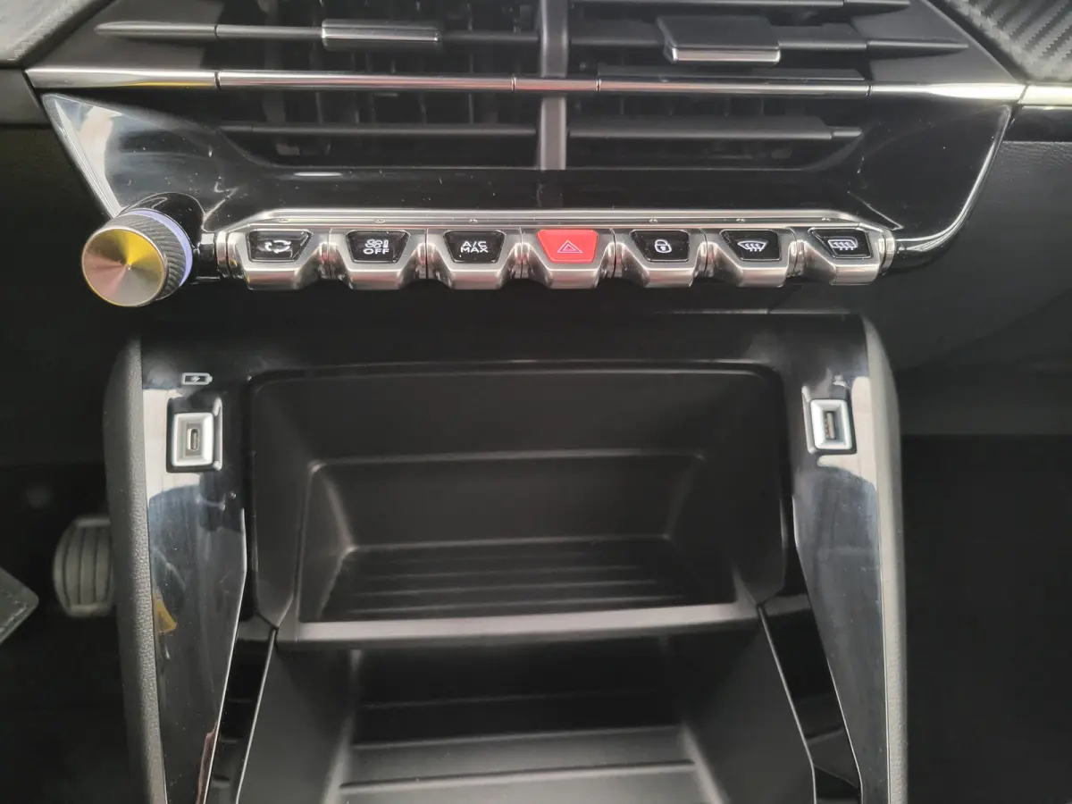 1.2 PureTech Active Navigatie | Carplay | LED Dagrij | Elek. Ramen | Centrale Vergendeling | Rijstrook-Assistentie | Airco | Apple Carplay/Android Auto|telefoonintegratie premium | Cruise co