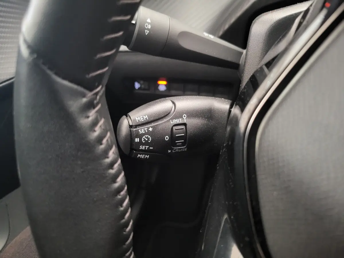1.2 PureTech Active Navigatie | Carplay | LED Dagrij | Elek. Ramen | Centrale Vergendeling | Rijstrook-Assistentie | Airco | Apple Carplay/Android Auto|telefoonintegratie premium | Cruise co