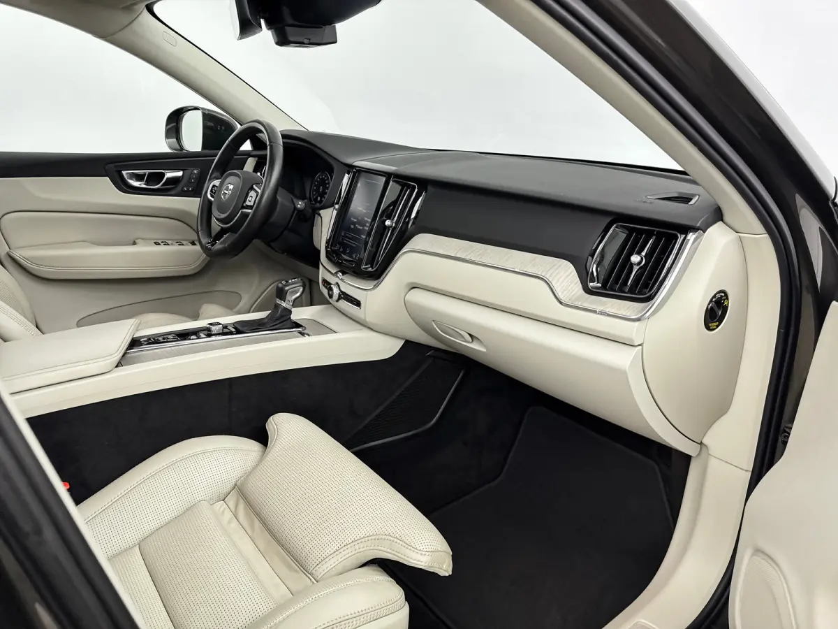 T5 AWD Inscription | 20" | Luchtvering | Trekhaak |  Geventileerd Nappa | Head-Up | Panoramadak | 360 Camera | Full LED | Parkeerverwarming