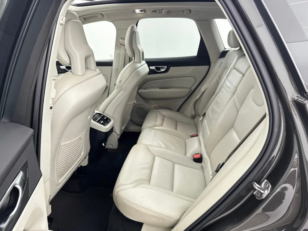 T5 AWD Inscription | 20" | Luchtvering | Trekhaak |  Geventileerd Nappa | Head-Up | Panoramadak | 360 Camera | Full LED | Parkeerverwarming