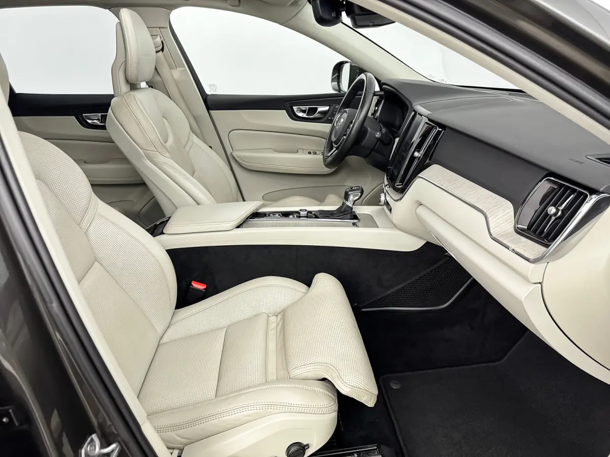 T5 AWD Inscription | 20" | Luchtvering | Trekhaak |  Geventileerd Nappa | Head-Up | Panoramadak | 360 Camera | Full LED | Parkeerverwarming