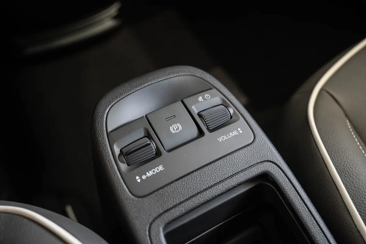 La Prima 42 kWh | Tot 8 Jaar Garantie | Stoelverwarming | Camera | Navigatie | Climate Controle | Apple Carplay & Android Auto |