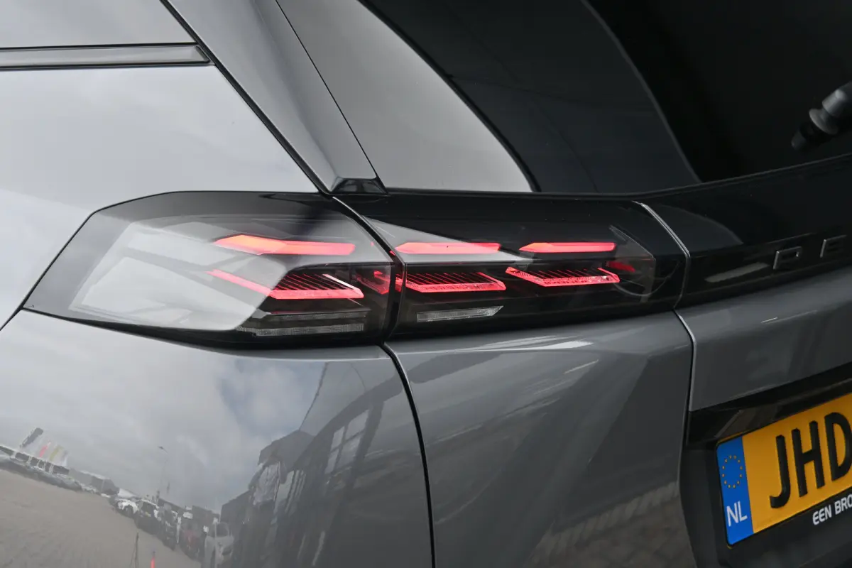 1.2 Hybrid 145 GT Tot 8 Jaar Garantie! | Navi by App | Achteruitrijcamera | Cruise Control | Keyless Entry | Full Led | LMV 17" |
