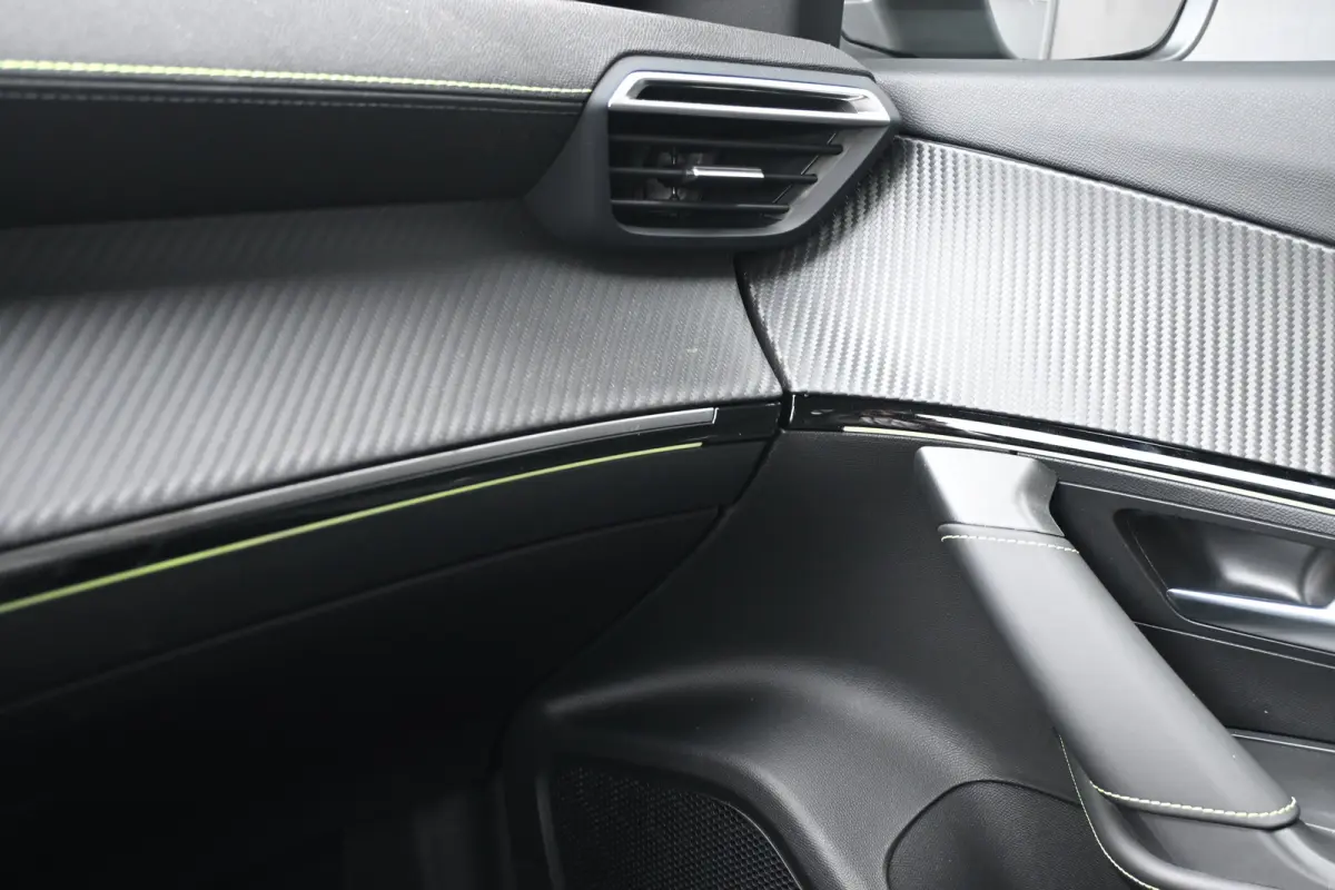 1.2 Hybrid 145 GT Tot 8 Jaar Garantie! | Navi by App | Achteruitrijcamera | Cruise Control | Keyless Entry | Full Led | LMV 17" |