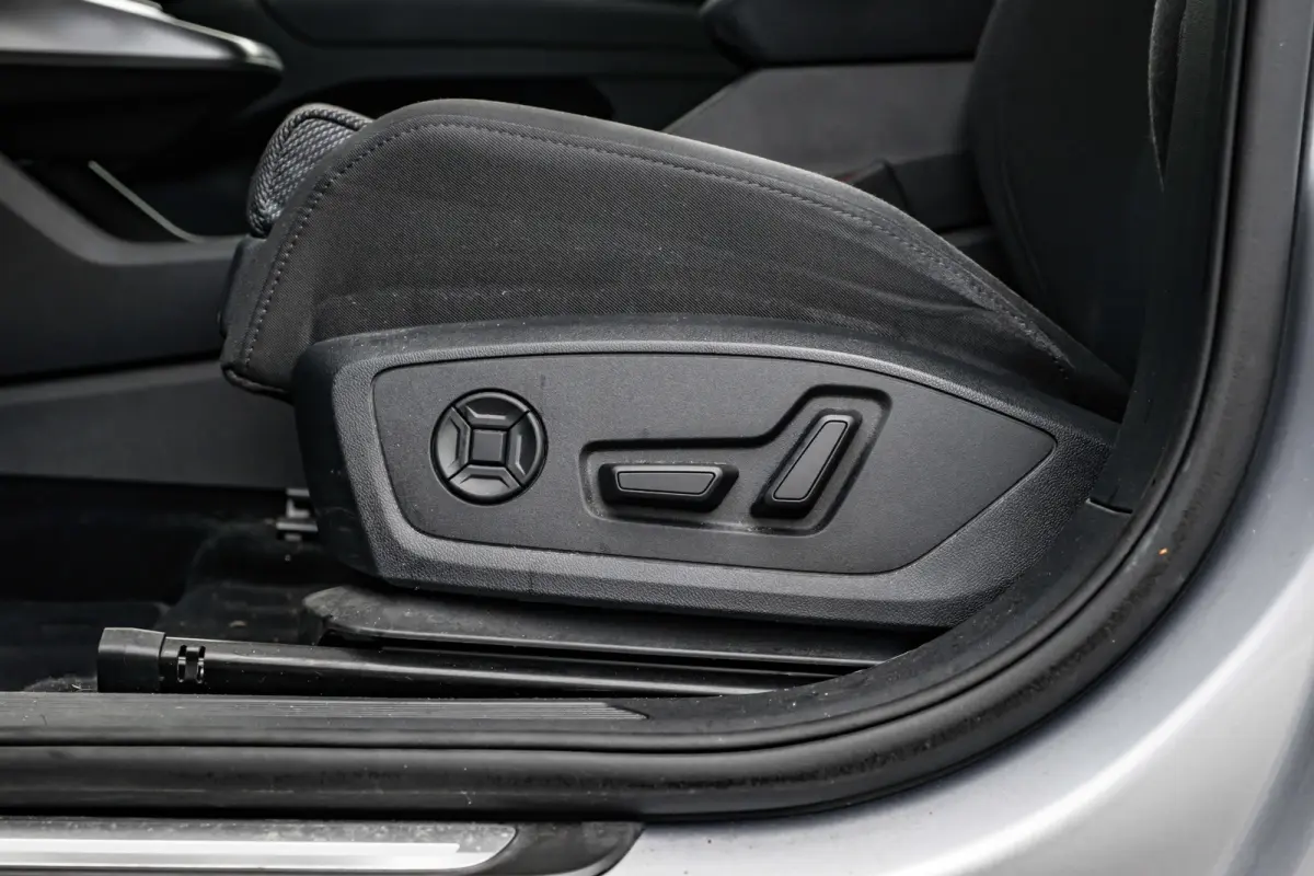 40 Launch edition Advanced Plus 77 kWh 204PK | Trekhaak | Elek. Stoelen | Dodehoek | Head-up display | Stoelverw. voor