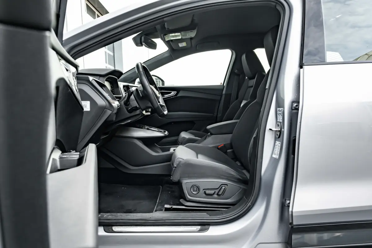 40 Launch edition Advanced Plus 77 kWh 204PK | Trekhaak | Elek. Stoelen | Dodehoek | Head-up display | Stoelverw. voor