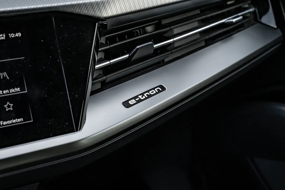 40 Launch edition Advanced Plus 77 kWh 204PK | Trekhaak | Elek. Stoelen | Dodehoek | Head-up display | Stoelverw. voor