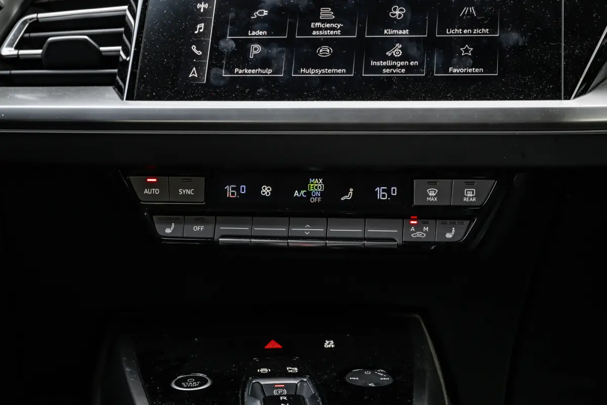 40 Launch edition Advanced Plus 77 kWh 204PK | Trekhaak | Elek. Stoelen | Dodehoek | Head-up display | Stoelverw. voor