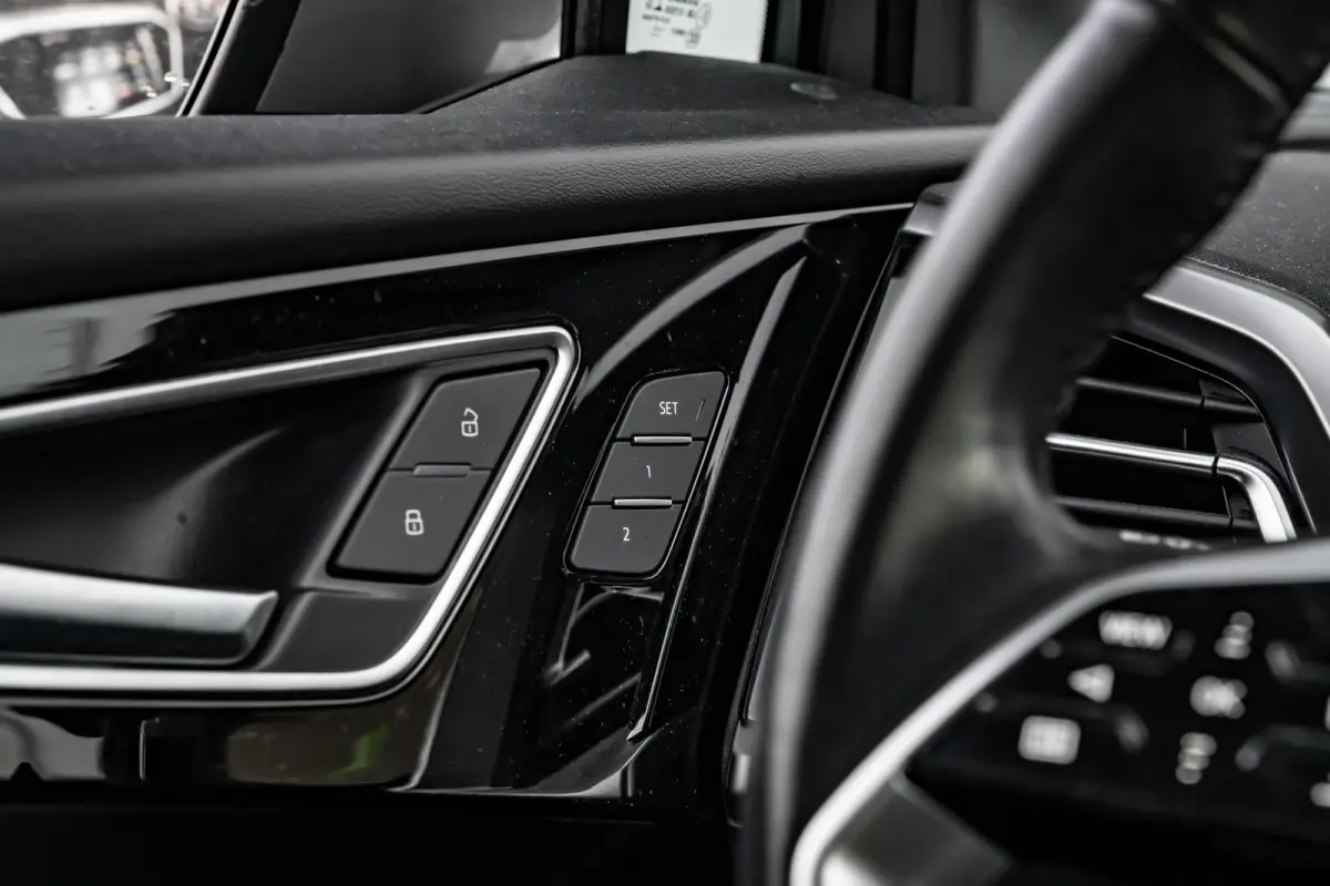 40 Launch edition Advanced Plus 77 kWh 204PK | Trekhaak | Elek. Stoelen | Dodehoek | Head-up display | Stoelverw. voor