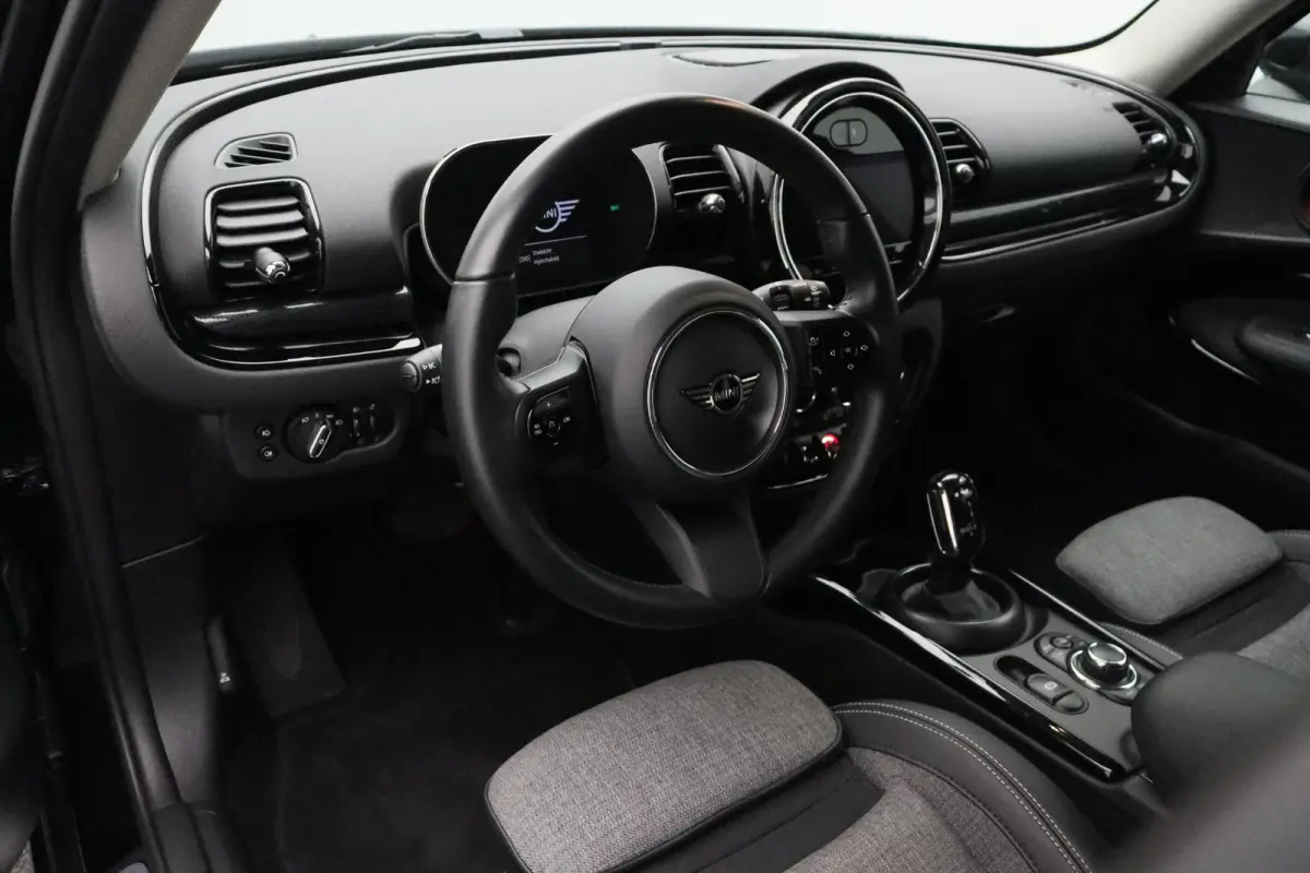 Cooper Classic Uitvoering + Premium Pakket + Comfort Access + Elektrisch verwarmde voorstoelen + Driving Assistant + LED + 17''