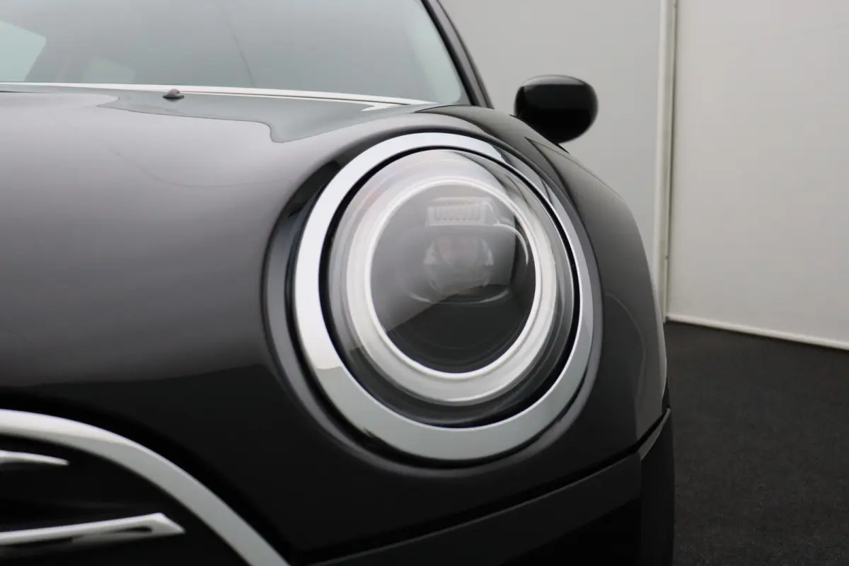 Cooper Classic Uitvoering + Premium Pakket + Comfort Access + Elektrisch verwarmde voorstoelen + Driving Assistant + LED + 17''