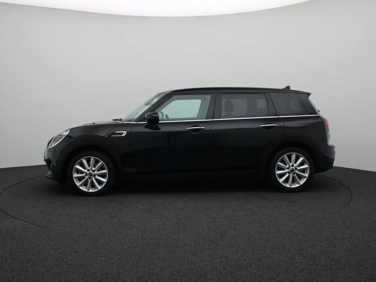 Cooper Classic Uitvoering + Premium Pakket + Comfort Access + Elektrisch verwarmde voorstoelen + Driving Assistant + LED + 17''