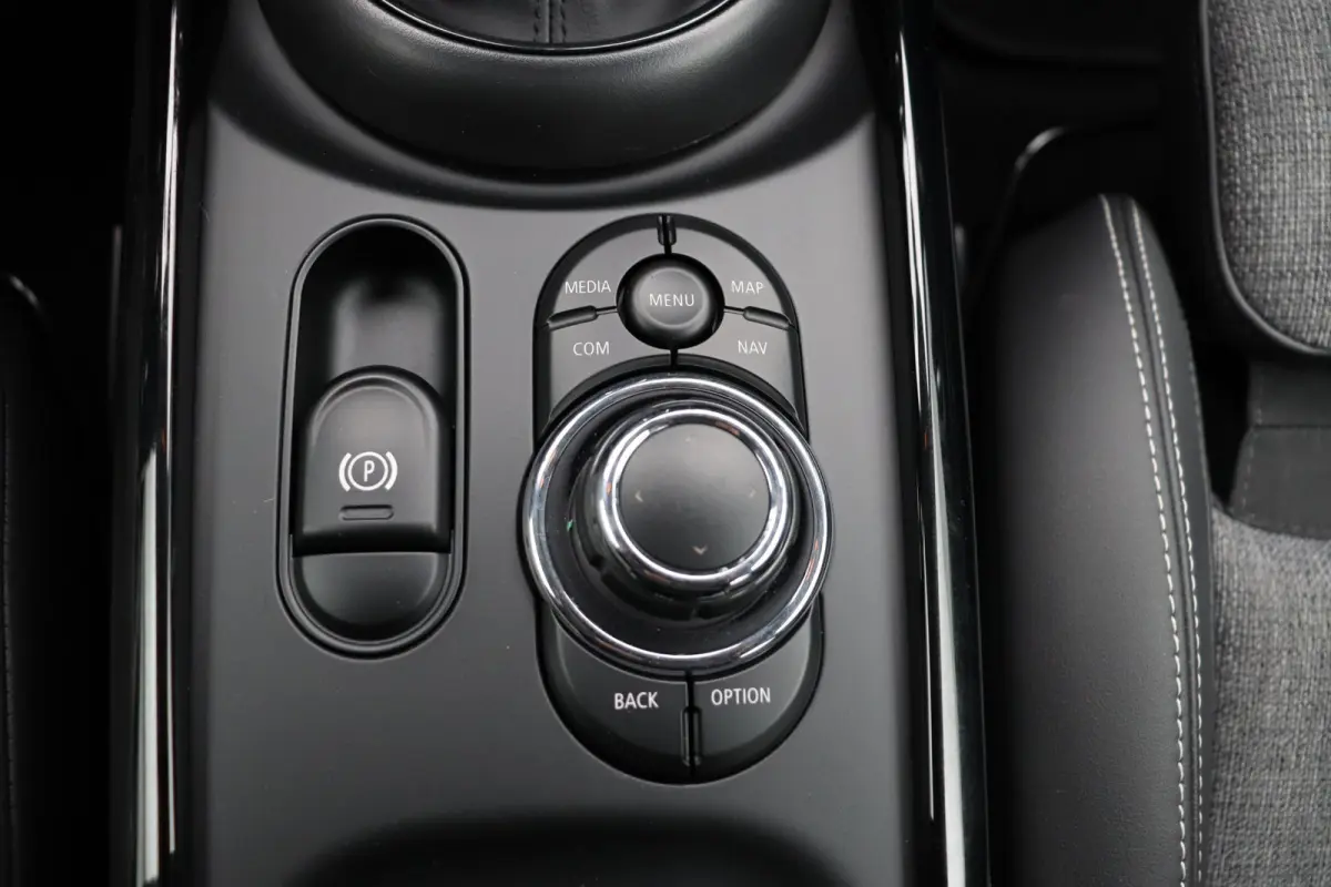 Cooper Classic Uitvoering + Premium Pakket + Comfort Access + Elektrisch verwarmde voorstoelen + Driving Assistant + LED + 17''