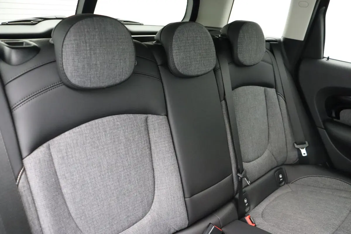 Cooper Classic Uitvoering + Premium Pakket + Comfort Access + Elektrisch verwarmde voorstoelen + Driving Assistant + LED + 17''