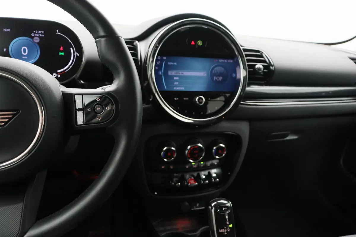 Cooper Classic Uitvoering + Premium Pakket + Comfort Access + Elektrisch verwarmde voorstoelen + Driving Assistant + LED + 17''