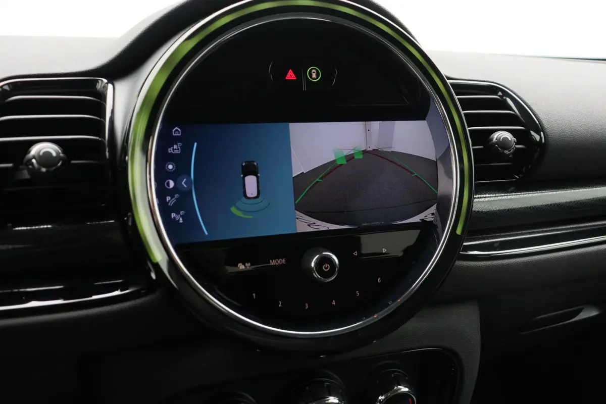 Cooper Classic Uitvoering + Premium Pakket + Comfort Access + Elektrisch verwarmde voorstoelen + Driving Assistant + LED + 17''