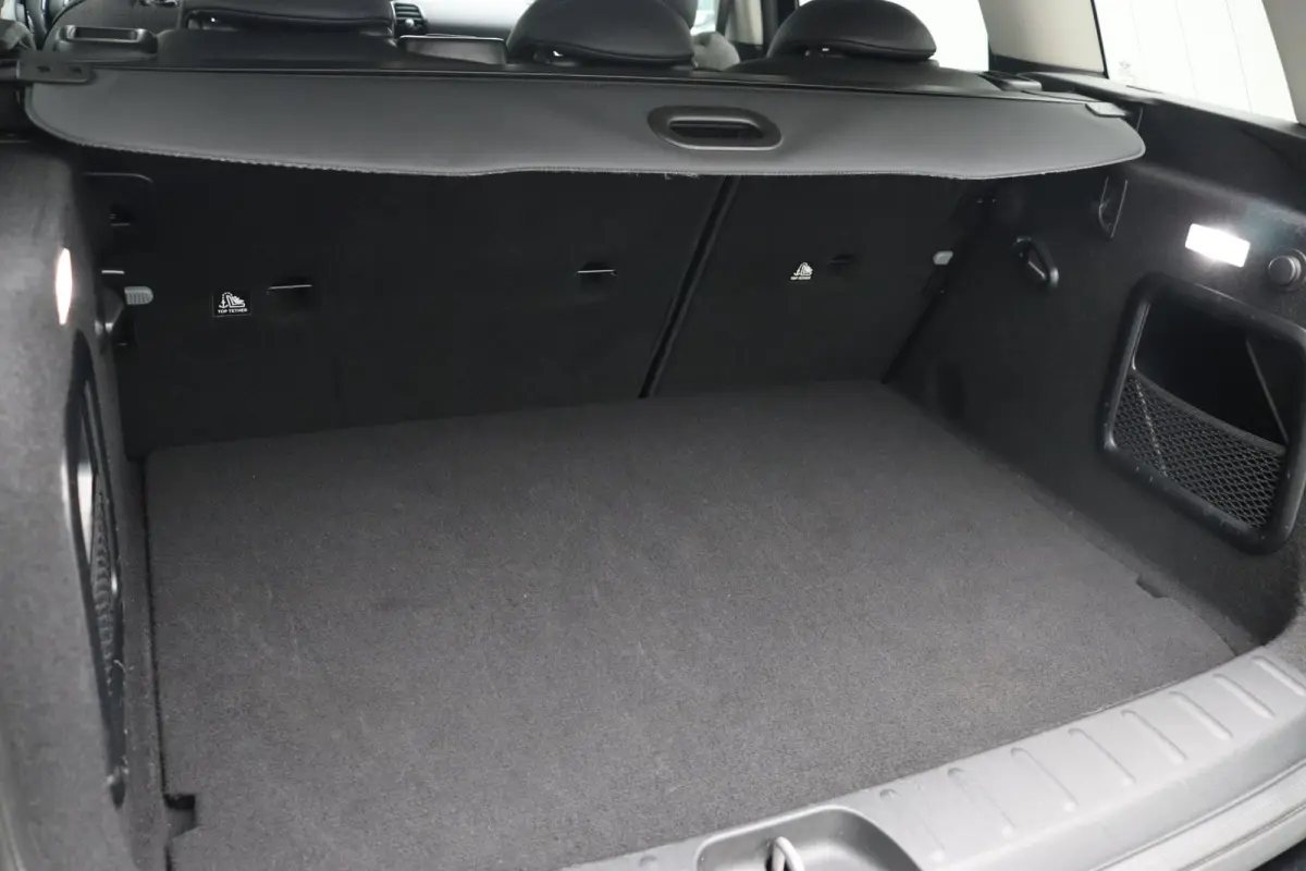 Cooper Classic Uitvoering + Premium Pakket + Comfort Access + Elektrisch verwarmde voorstoelen + Driving Assistant + LED + 17''