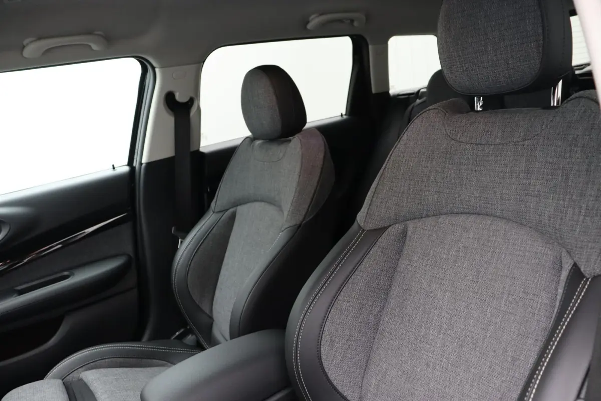 Cooper Classic Uitvoering + Premium Pakket + Comfort Access + Elektrisch verwarmde voorstoelen + Driving Assistant + LED + 17''