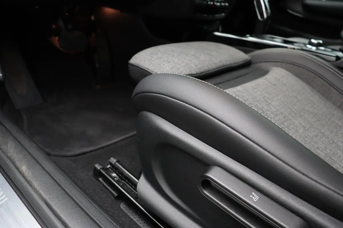 Cooper Classic Uitvoering + Premium Pakket + Comfort Access + Elektrisch verwarmde voorstoelen + Driving Assistant + LED + 17''