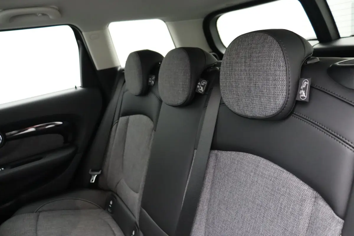Cooper Classic Uitvoering + Premium Pakket + Comfort Access + Elektrisch verwarmde voorstoelen + Driving Assistant + LED + 17''