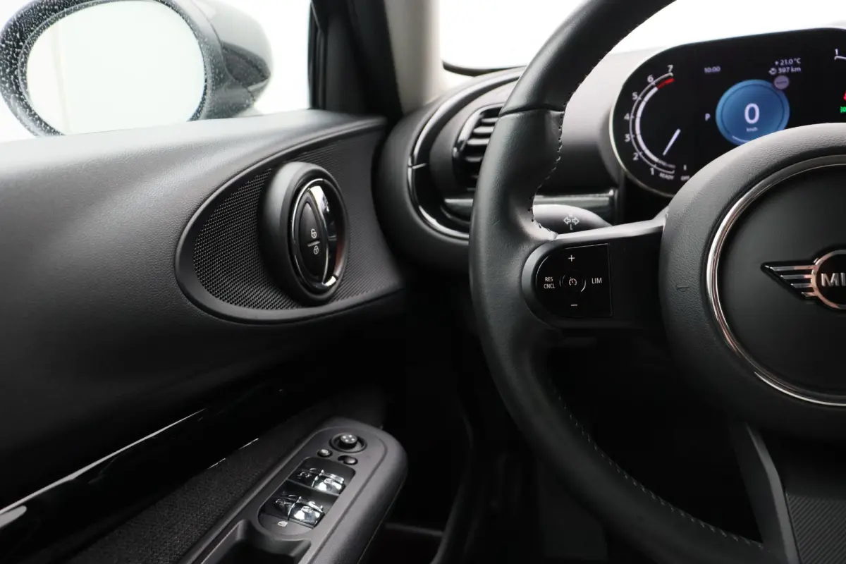 Cooper Classic Uitvoering + Premium Pakket + Comfort Access + Elektrisch verwarmde voorstoelen + Driving Assistant + LED + 17''
