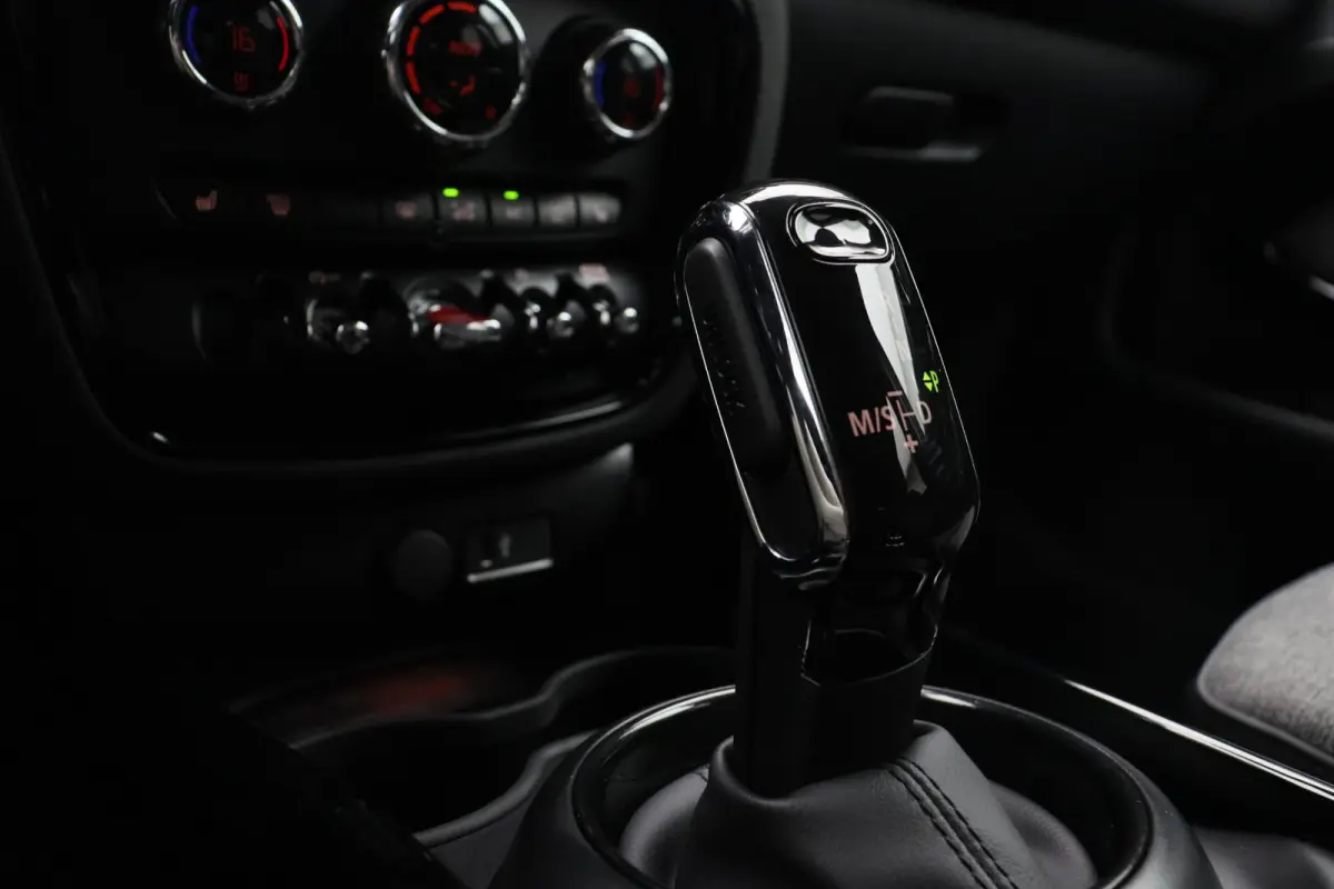Cooper Classic Uitvoering + Premium Pakket + Comfort Access + Elektrisch verwarmde voorstoelen + Driving Assistant + LED + 17''
